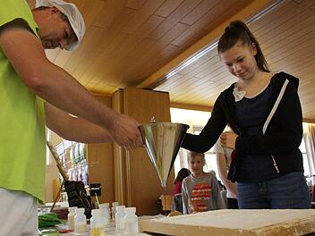 Die Besucher durften auch selbst Gummib&auml;rchen gie&szlig;en.   Foto: Yannick Hupfer