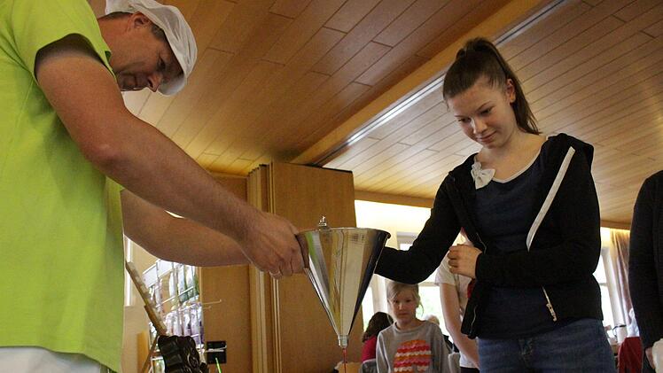 Die Besucher durften auch selbst Gummib&auml;rchen gie&szlig;en.   Foto: Yannick Hupfer