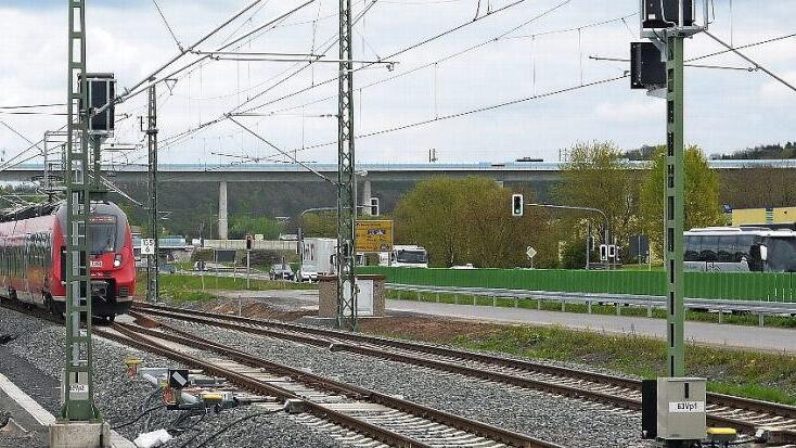 Da kommt noch was: Zwischen der Bundesstraße 303 und dem Sandweg mit seiner Brücke sollen jetzt stabilere Schutzeinrichtungen errichtet werden. Das ist das Ergebnis eines Ortstermins mit der Bahn. Foto: Berthold Köhler