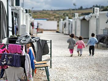 Auch wenn die Lage der Fl&uuml;chtlinge im Landkreis besser ist als hier in einem Lager bei Athen, bem&uuml;ht sich Konrad Eitel um mehr Platz w&auml;hrend der Pandemie. Foto: privat