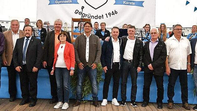 Bei den Ehrungsen der SpVgg Reuth wurde Harald Bremerein zum Ehrenvorsitzenden ernannt, au&szlig;erdem weitere Ehrenmitglieder (v.&nbsp;l).: Manfred Hager, Roland Schechtel, Josef Kestler, Vorstandsmitglied Klaus Liebig, Monika Weisel, Vorstandsmitglied Chri...