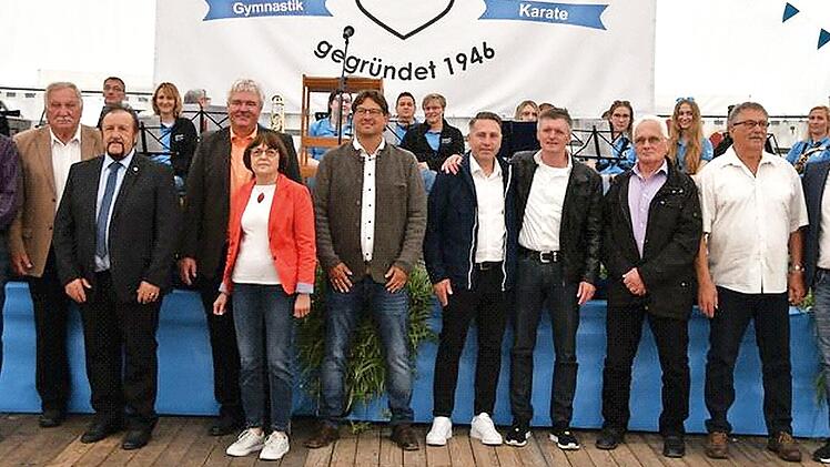 Bei den Ehrungsen der SpVgg Reuth wurde Harald Bremerein zum Ehrenvorsitzenden ernannt, außerdem weitere Ehrenmitglieder (v. l).: Manfred Hager, Roland Schechtel, Josef Kestler, Vorstandsmitglied Klaus Liebig, Monika Weisel, Vorstandsmitglied Chri...
