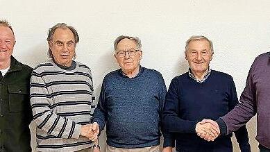 Ehrungen: (von links) Michael Bauer (50 Jahre), Peter Emes (Vorsitzender Münnerstadt), Willi Stumpf (60 Jahre), Karl Bauer (60 Jahre) und Werner Mauer (Schriftführer)