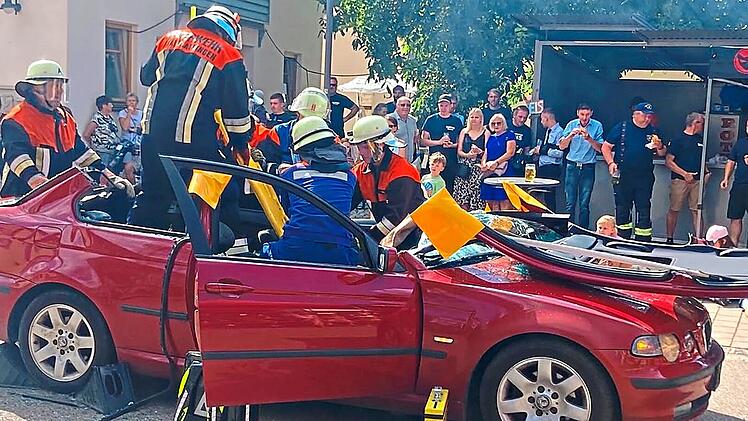 Bei einer Schau&uuml;bung zur Technischen Hilfeleistung demonstrierte die Feuerwehr die schonende Rettung einer eingeklemmten Person aus einem Unfallauto.Christian Licha