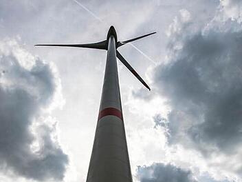 Seit Donnerstag schaut es düsterer aus für die Windkraftanlagen, die bei Rugendorf sowie bei Schimmendorf/Kirchleus gebaut werden sollen: Gegenwind gibt es aus der Stadt Kulmbach, die ihr gemeindliches Einvernehmen nicht erteilt. Foto: Armin Weigel/dpa