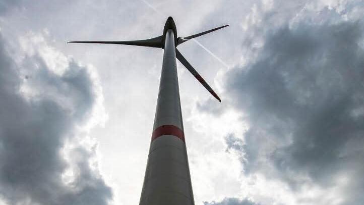 Seit Donnerstag schaut es düsterer aus für die Windkraftanlagen, die bei Rugendorf sowie bei Schimmendorf/Kirchleus gebaut werden sollen: Gegenwind gibt es aus der Stadt Kulmbach, die ihr gemeindliches Einvernehmen nicht erteilt. Foto: Armin Weigel/dpa