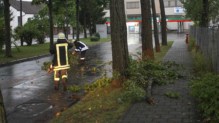 Einsatzkräfte am Abend in Erlangen. Foto: News5/Klein