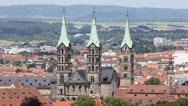 Ein Glockenturm am Dom in Bamberg ist derzeit einger&uuml;stet. Dort ist ein Betrunkener hoch gestiegen. Archivbild: Michael Gr&uuml;ndel
