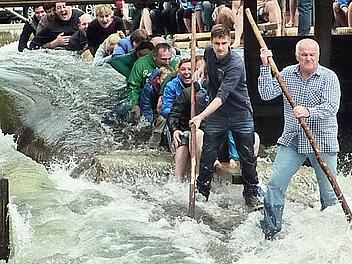 Hinein ins Nass! Anders als auf der Isar können Touristen in Wallenfels die Flößerei noch so erleben, wie sie Jahrhunderte lang im Frankenwald betrieben wurde.  Foto: Gerd Fleischmann