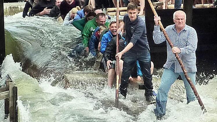 Hinein ins Nass! Anders als auf der Isar können Touristen in Wallenfels die Flößerei noch so erleben, wie sie Jahrhunderte lang im Frankenwald betrieben wurde.  Foto: Gerd Fleischmann