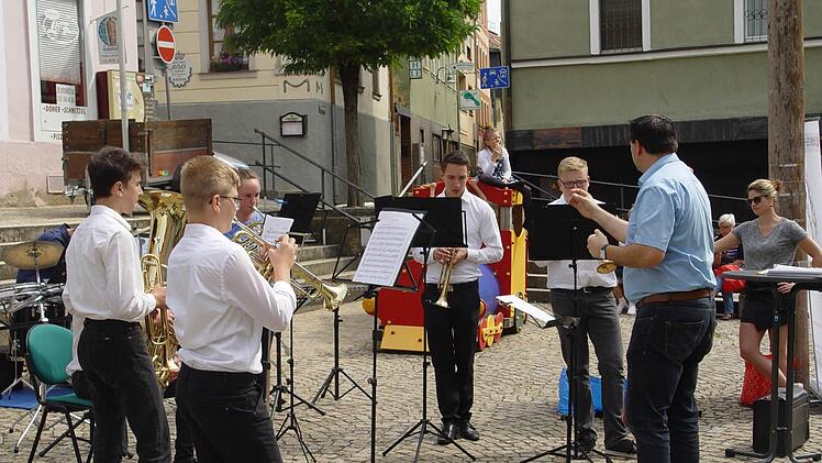 Die Schülerinnen und Schüler der August Kömpel Musikschule e.V. Bad Brückenau zeigten auf dem Marktplatz ihr Können.  Foto: Brigitta Kempe-Wolf