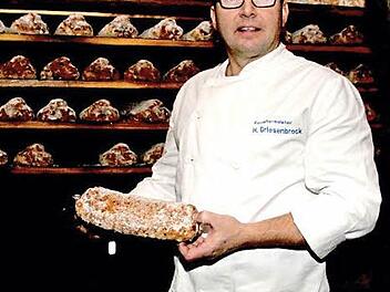 Bäcker Holger Griesenbrock in seinem Stollenlager Foto: Sonny Adam