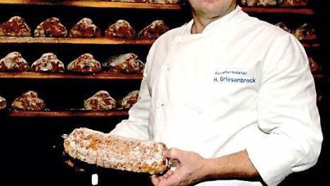 Bäcker Holger Griesenbrock in seinem Stollenlager Foto: Sonny Adam