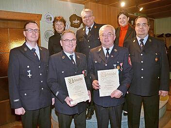 Frank Wich, Jens Jakob, Bernd Bassing und Dirk Schulz (vorne von links) sowie Barbara Bayer, Matthias Schuhbäck und Bürgermeisterin Angela Hofmann (hinten von links)  Foto: Karl-Heinz Hofmann