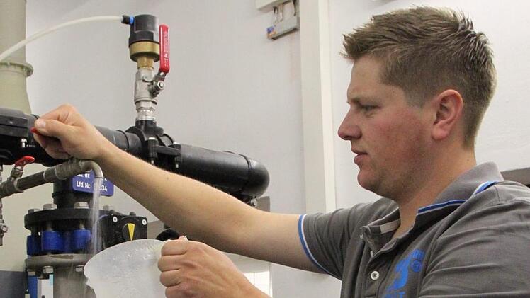 Wöchentlich kontrolliert Wasserwart Matthias Hauke, ob Ph-Wert und Temperatur stimmen. Foto: Ulrike Müller