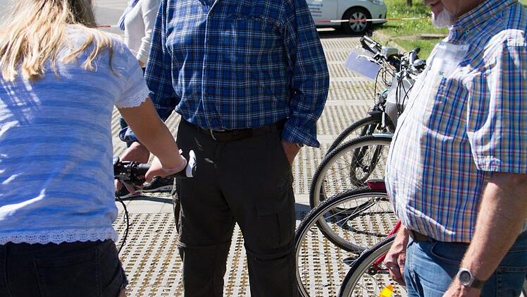 Jörg Röder (Mitte) und stellvertretender BN-Ortsgruppenvorsitzender Alexander Hippeli (rechts) beraten eine Interessentin beim Fahrradkauf.Jule Müller