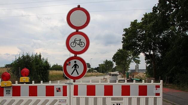 F&uuml;r Autofahrer, Radfahrer und Fu&szlig;g&auml;nger ist am Kieferndorfer Weg auf H&ouml;he des Aischpark-Centers bis Ende Juli kein Durchkommen. Fotos: Franziska Rieger