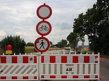 Für Autofahrer, Radfahrer und Fußgänger ist am Kieferndorfer Weg auf Höhe des Aischpark-Centers bis Ende Juli kein Durchkommen. Fotos: Franziska Rieger