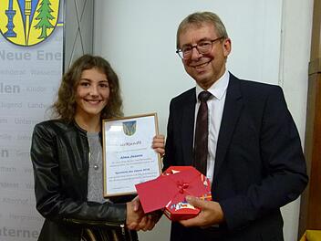 Alma Maria Janson ist die Sportlerin des Jahres und wird vom Bürgermeister Wolfgang Bauersachs beglückwünscht. Foto: Lothar Weidner