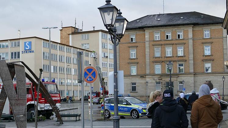 Der Bahnhofsbereich in Lichtenfels wurde am Sonntag wegen heruntergefallener Dachbleche gesperrt; die Drehleiter war im Einsatz.Bernd Grau