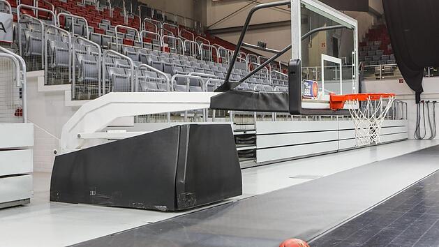 Der Korbanlage ist eingeklappt, in der Brose-Arena wird f&uuml;rs Erste kein Basketball mehr gespielt. Foto: Barbara Herbst