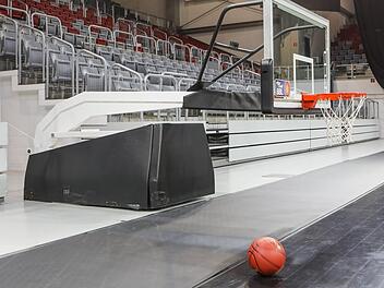 Der Korbanlage ist eingeklappt, in der Brose-Arena wird fürs Erste kein Basketball mehr gespielt. Foto: Barbara Herbst