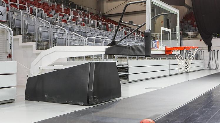 Der Korbanlage ist eingeklappt, in der Brose-Arena wird fürs Erste kein Basketball mehr gespielt. Foto: Barbara Herbst