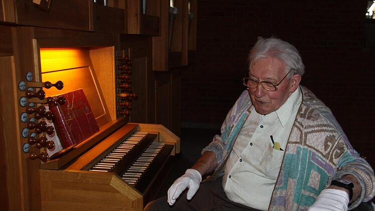 Alfons Zeis an der Orgel der Heilig-Geist-Kirche in LichteneicheFoto: Marcel Terillo