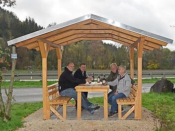 Diese überdachte Sitzgruppe lädt zur Rast im Haßlachtal ein. Darüber freuen sich von links Jürgen Fischer, Bürgermeister Stefan Heinlein und die beiden Hauptinitiatoren und Handwerker, Günther Hanna und Rudolf Romig.