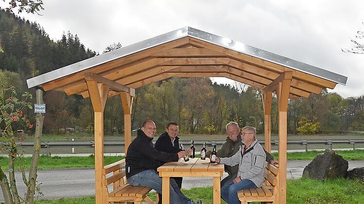 Diese überdachte Sitzgruppe lädt zur Rast im Haßlachtal ein. Darüber freuen sich von links Jürgen Fischer, Bürgermeister Stefan Heinlein und die beiden Hauptinitiatoren und Handwerker, Günther Hanna und Rudolf Romig.