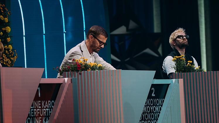 Wildcard-Kandidat Dennis (rechts) aus Köln fiebert mit. Doch am Ende zieht Joko Winterscheidt ins Finale ein.