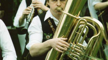 Ewald Bös (mit Tuba) und Winfried Kraft (mit Klarinette)