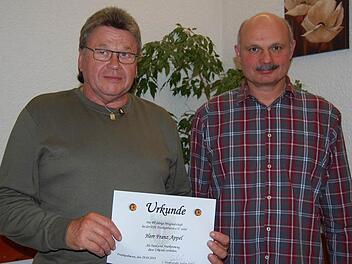 Auszeichnung für langjährige Treue: Vorsitzender Stefan Zülch (rechts) ehrte Franz Appel (links) für 40 Jahre Mitgliedschaft. Foto: Günther Straub