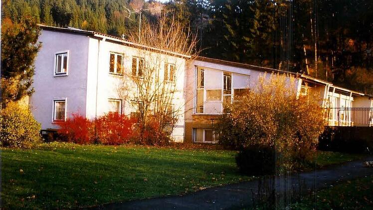 Der alte Kiga: Der "alte" Kindergarten, der 1960 eingeweiht wurde, links mit Schwesternwohnhaus, rechts Gruppenräume und Hof.
