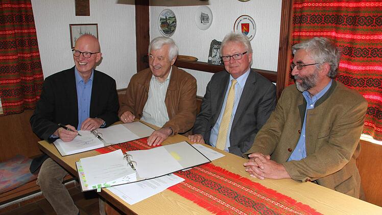 Sie unterzeichneten die Vereinbarung über die Wanderwege im Staatswald (von links): Gerhard Müller vom Forstbetrieb Nordhalben, Frankenwaldverein-Hauptvorsitzender Robert Strobel, Zweiter Frankenwaldverein-Vorsitzender und Bürgermeister Dieter Frank und Peter Hagemann vom Forstbetrieb Rothenkirchen.  Foto: Friedwald Schedel