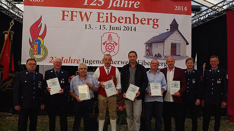 Diese Mitglieder wurden für 35 Jahre Mitgliedschaft in der Eibenberger Wehr geehrt.