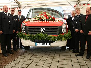 Von links: Gerald Heinle, Kreisbrandinspektor Marco Brust, Bürgermeister Alexander Schneider, Pfarrer Hans Stenzel, Norbert Schmitt, Altbürgermeister Manfred Emmert. Foto: Gabriele Sell