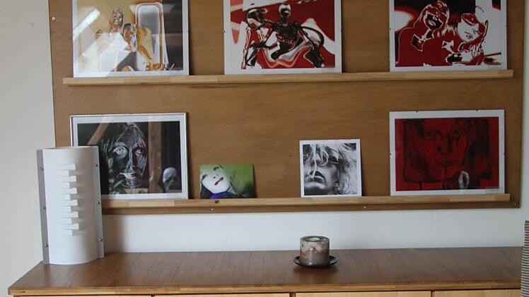 Die alte Schrankwand wird zum Ausstellungsregal für Bauerschmidts Fotokunstwerke. Foto: Sonja Adam