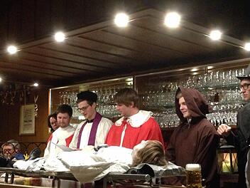 Auf der Wirtshaustheke vor den "Würdenträgern" wurde der Fasching in Steinach aufgebahrt. Foto: privat