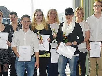 Die erfolgreichen Absolventen mit Kursleiter Norbert Grundhöfer (2. von rechts) und der stellvertretenden Schulleiterin der Berufsfachschule für Krankenpflege in Kronach, Brigitta Krieger (rechts)  Foto: K.- H. Hofmann