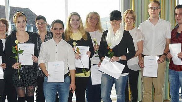 Die erfolgreichen Absolventen mit Kursleiter Norbert Grundhöfer (2. von rechts) und der stellvertretenden Schulleiterin der Berufsfachschule für Krankenpflege in Kronach, Brigitta Krieger (rechts)  Foto: K.- H. Hofmann
