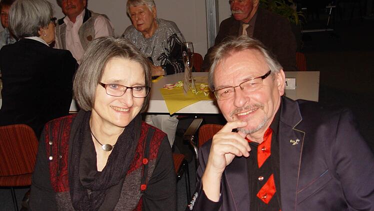Bunt ging es zu bei den Feiern zum Jahreswechsel. Es wurde getanzt und gelacht. Mit guter Stiummung begrüßten die Gäste das Jahr 2016. Foto: Brigitta Kempe-Wolf