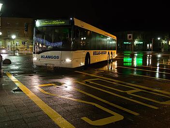 Um 6.20 Uhr am Lichtenfelser Bahnhof beginnt die Testfahrt. Busfahrer Daniel Sauer bringt die Fahrgäste nach Bamberg. Foto: Matthias Hoch