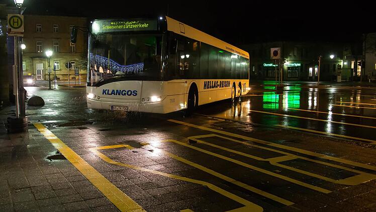 Um 6.20 Uhr am Lichtenfelser Bahnhof beginnt die Testfahrt. Busfahrer Daniel Sauer bringt die Fahrgäste nach Bamberg. Foto: Matthias Hoch