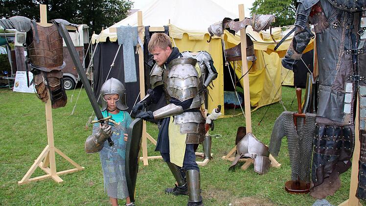 Wie schwer so eine Ritterrüstung war, erlebte Dennis Hückmann (Merlach) mit Hilfe von David alias Ragnar (Weidach).