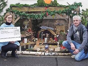 Spirit Voices unterstützte eine von der "Humanitären Hilfe für Menschen in Not" betreute Familie mit 1000 Euro - hier von links Chormitglied und Gemeindereferent Martin Förtsch, Chorleiterin Andrea Hart, Tom Sauer sowie Chorleiter Georg Kestel. Foto: Heike Schülein