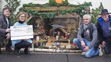 Spirit Voices unterstützte eine von der "Humanitären Hilfe für Menschen in Not" betreute Familie mit 1000 Euro - hier von links Chormitglied und Gemeindereferent Martin Förtsch, Chorleiterin Andrea Hart, Tom Sauer sowie Chorleiter Georg Kestel. Foto: Heike Schülein
