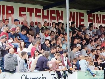 "Wir stehen wie eine Wand hinter dem 1. FC Lichtenfels!" - Gegen Würzburg bestand die Wand im Karl-Fleschutz-Stadion aus 1400 Zuschauern. Fotos: Gunther Czepera