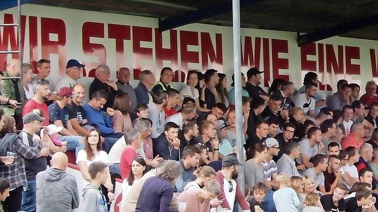 "Wir stehen wie eine Wand hinter dem 1. FC Lichtenfels!" - Gegen Würzburg bestand die Wand im Karl-Fleschutz-Stadion aus 1400 Zuschauern. Fotos: Gunther Czepera