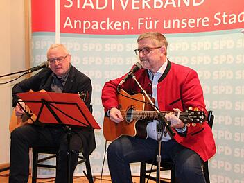 Langjährige Bühnenpartner, nun im Wahlkampf: Landrat und Landtagskandidat Michael Busch (rechts) mit Achim Fischer. Foto: Simone Bastian